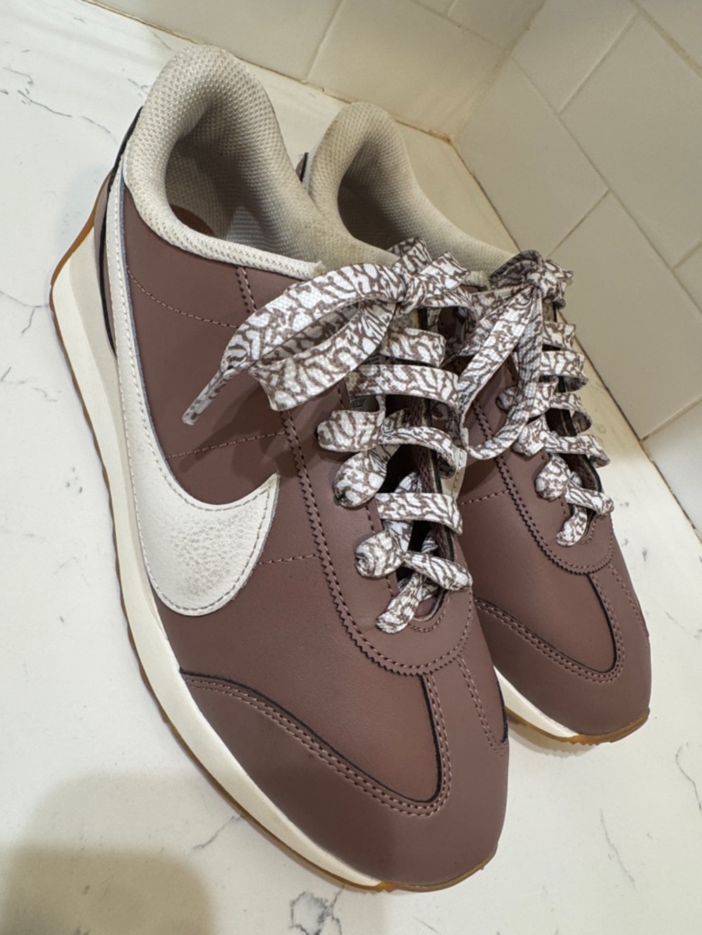 Nike Women's Brown and White Sneakers Size: 7.5 - Picture 6 of 12